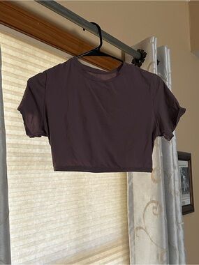 Skims Cropped Women’s Tee in Dark Plum
Small hole